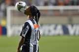 Ronaldinho llegó tarde a un entrenamiento después de cantar en el carnaval