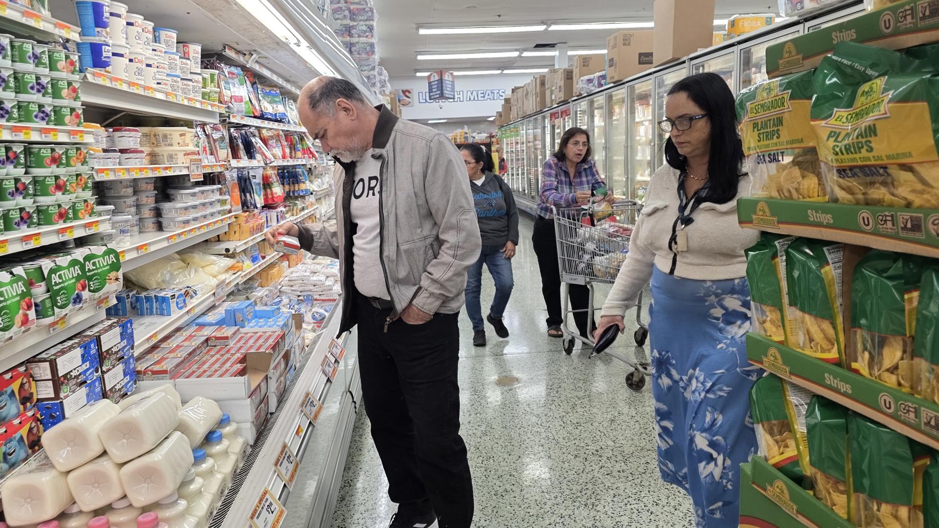 USA7481. MIAMI (ESTADOS UNIDOS), 13/01/2026.- Personas realizan compras en un supermercado este martes, de Miami (EEUU). El Índice de Precios de Consumo (IPC) de EE.UU. se mantuvo en un 2,7 % en diciembre de 2025, al mismo nivel del dato de noviembre y a tono con las predicciones del mercado, según informó el Buró de Estadísticas Laborales (BLS). EFE/ Alberto Boal
