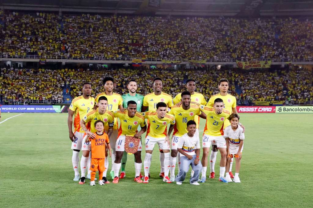 . BARRANQUILLA (COLOMBIA), 25/03/2025.- Jugadores de Colombia forman este martes en un partido de las eliminatorias sudamericanas para el Mundial de 2026 entre las selecciones de Colombia y Paraguay en el estadio Metropolitano Roberto Melendez en Barranquilla (Colombia). EFE/Mauricio Dueñas Castañeda