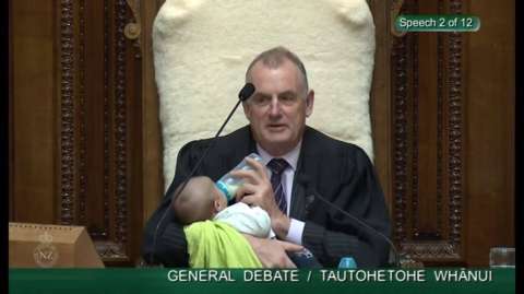 El presidente del parlamento de Nueva Zelanda alimentó a un bebé en pleno debate y derriba prejuicios