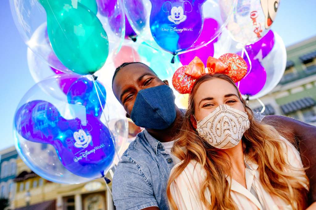 Una de las nuevas medidas dentro de los parques de Disney incluye el uso de tapabocas permanente.