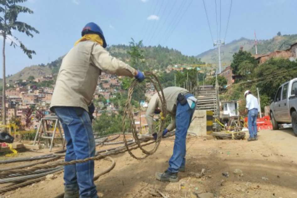 Operarios tienden el cable de la Línea H en la comuna ocho de Medellín. / Metro de Medellín