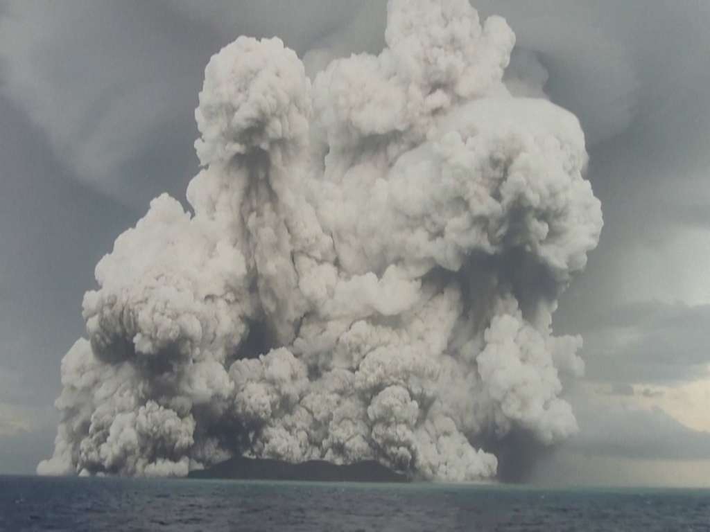 Vólcan submarino en erupción en Tonga