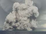 La erupción del volcán Tonga creó un cráter de 850 metros bajo el mar