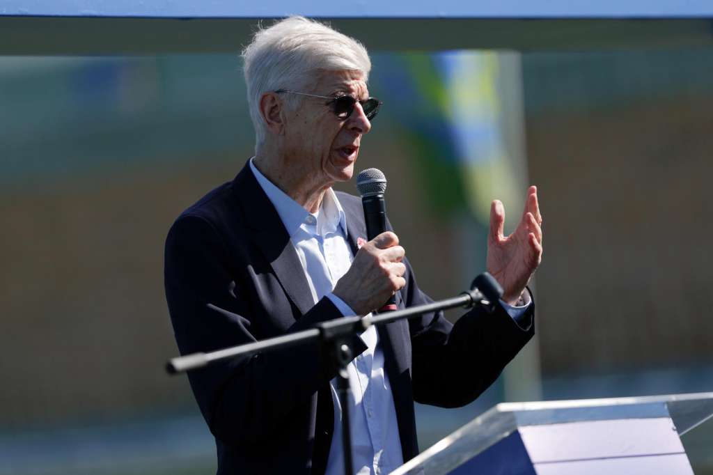 AME6914. LUQUE (PARAGUAY), 12/05/2025.- El director de la División de Desarrollo del Fútbol Mundial de la FIFA, Arsene Wenger, habla en el evento de élite de la Academia FIFA Talent Paraguay este lunes, en Luque (Paraguay). EFE/ Juan Pablo Pino