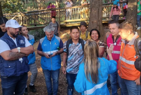 Trasladan a indígenas que estaban en el cerro Pan de azúcar, en Medellín