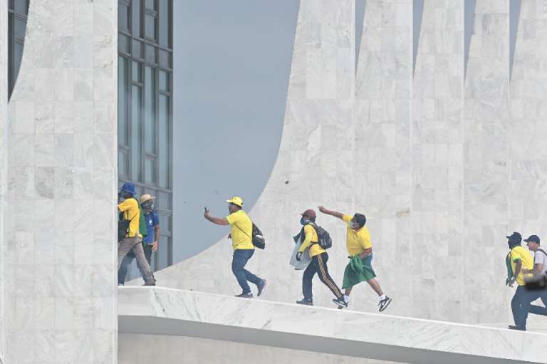 El grupo pasó una barrera policial y subió la rampa que da acceso al techo de los edificios de la Cámara de los Diputados y del Senado.