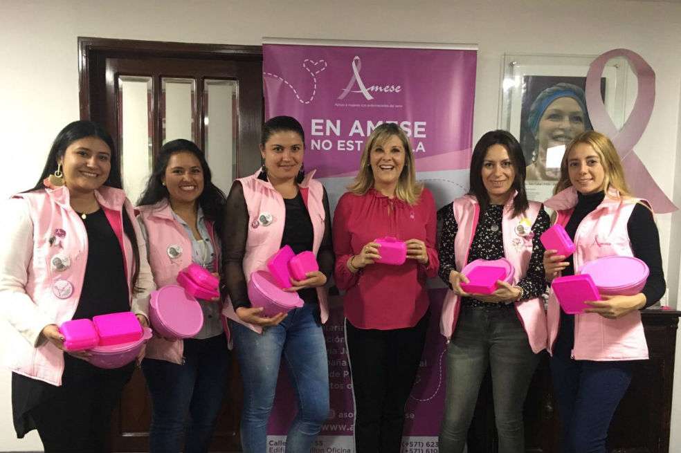 Mujeres que pertenecen a la Fundación AMESE con los productos.  / Foto: cortesía.