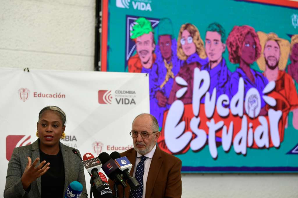 Ministra de Educación Nacional y Alejandro Álvarez Gallego, viceministro de Educación Superior, presentando a la opinión pública la nueva Política de Gratuidad 'Puedo Estudiar' y los requisitos para aplicar a las 67 instituciones de educación superior públicas (izq-der).