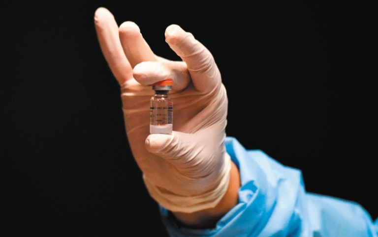 Así fueron distribuidas las vacunas contra el coronavirus para adultos de 70 a 79 años en Colombia