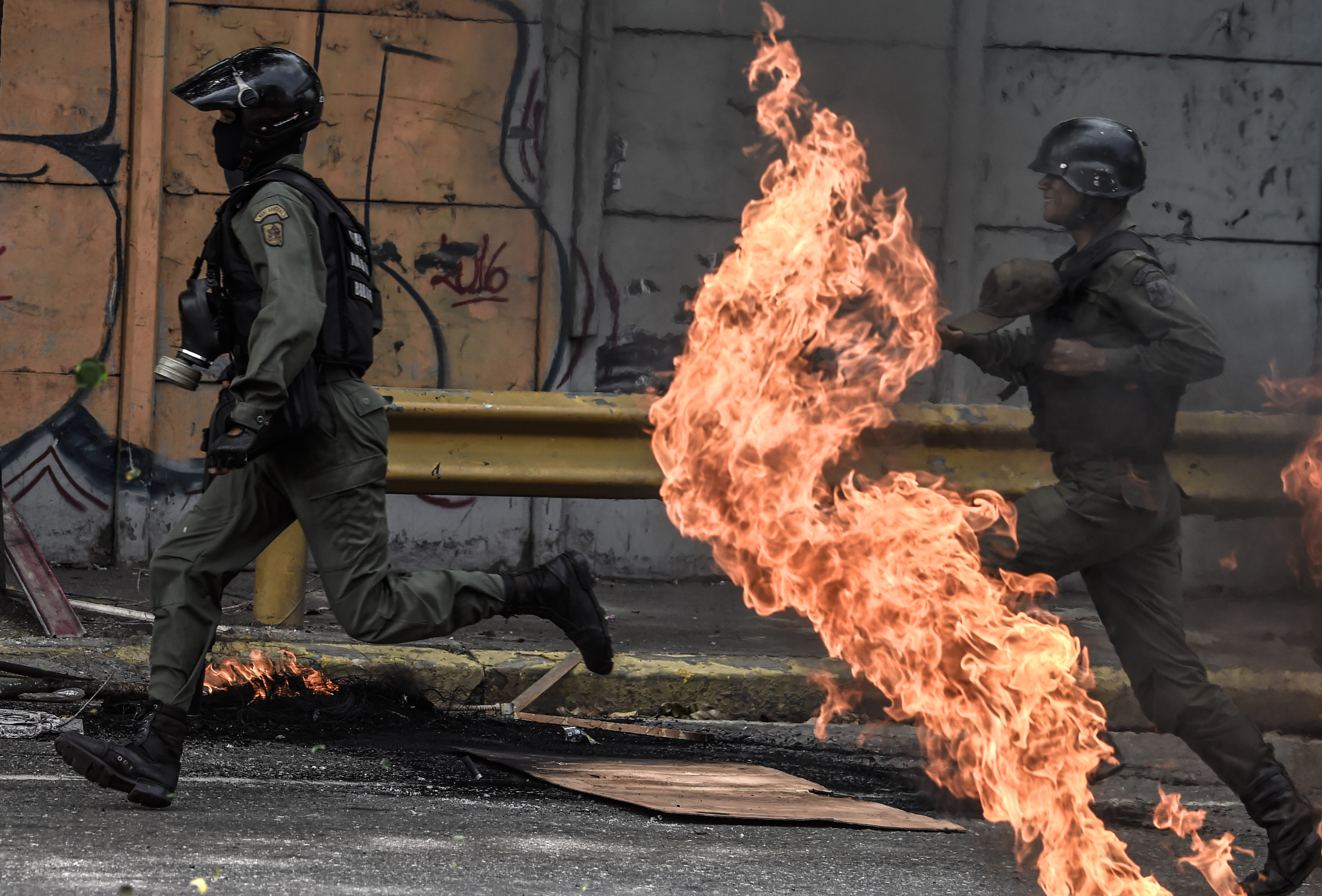 Tres personas murieron este jueves en un saqueo y en una manifestación durante la huelga de dos días contra Maduro.
/ AFP.