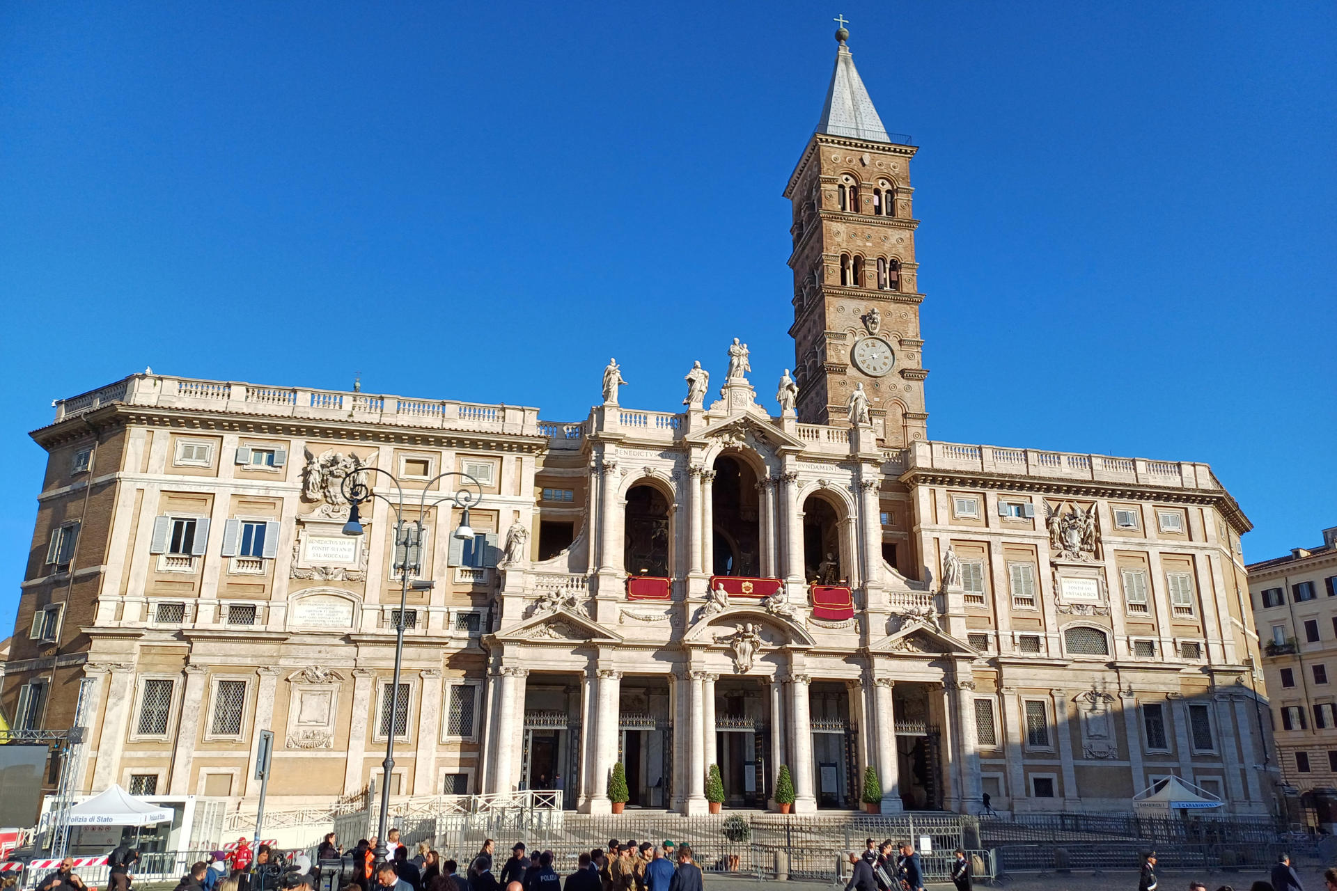 CIUDAD DEL VATICANO (VATICANO), 26/04/2025.- Visa de la basílica de Santa María la Mayor, donde será enterrado el papa Francisco tal y como dejó escrito el pontífice antes de morir. Está previsto que el funeral comience a las 10:00 hora local (08:00 GMT), tras lo cual el féretro será trasladado en un cortejo fúnebre por las calles del centro de Roma hasta la basílica de Santa María la Mayor. Miles de personas se arremolinaban desde antes de que amaneciera en torno a las diferentes entradas a la plaza de San Pedro del Vaticano, donde los nervios a veces se desbordaban con los intentos de algunos de saltarse las colas. EFE/Joan Mas