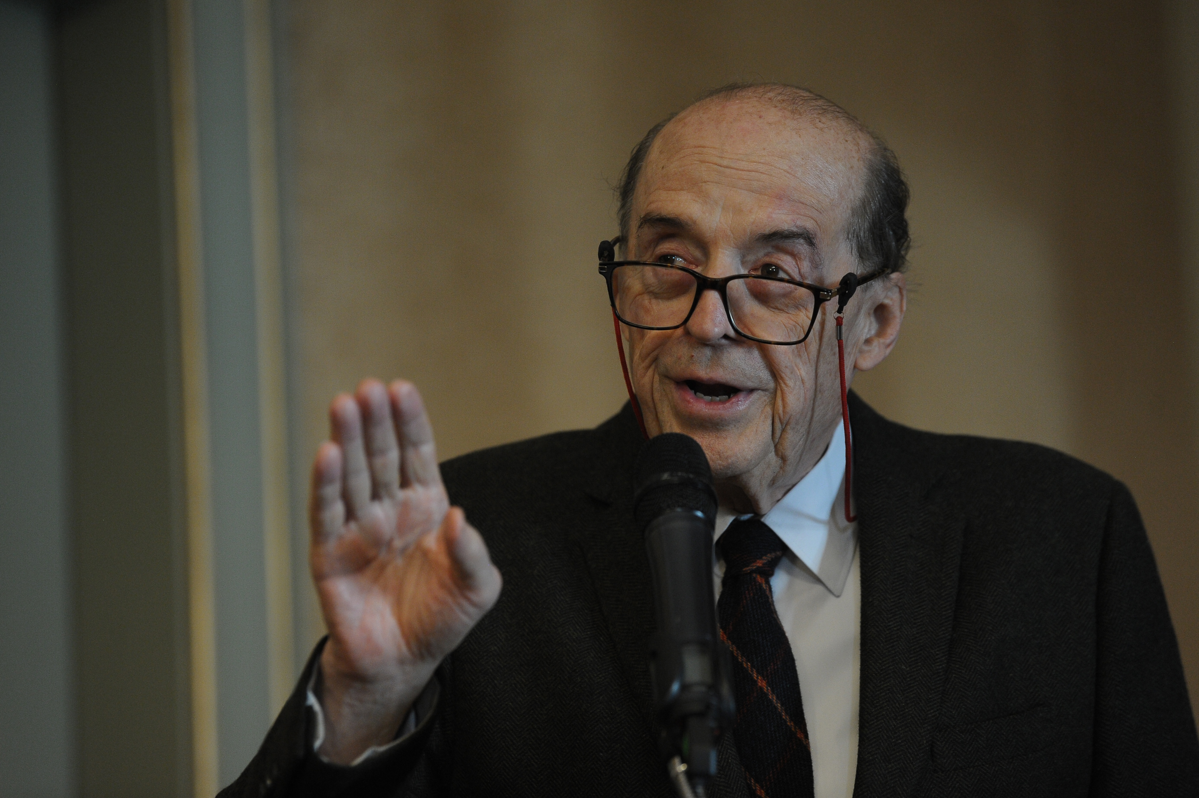 Canciller durante la condecoración de Orden Nacional al Mérito a Florence Thomas