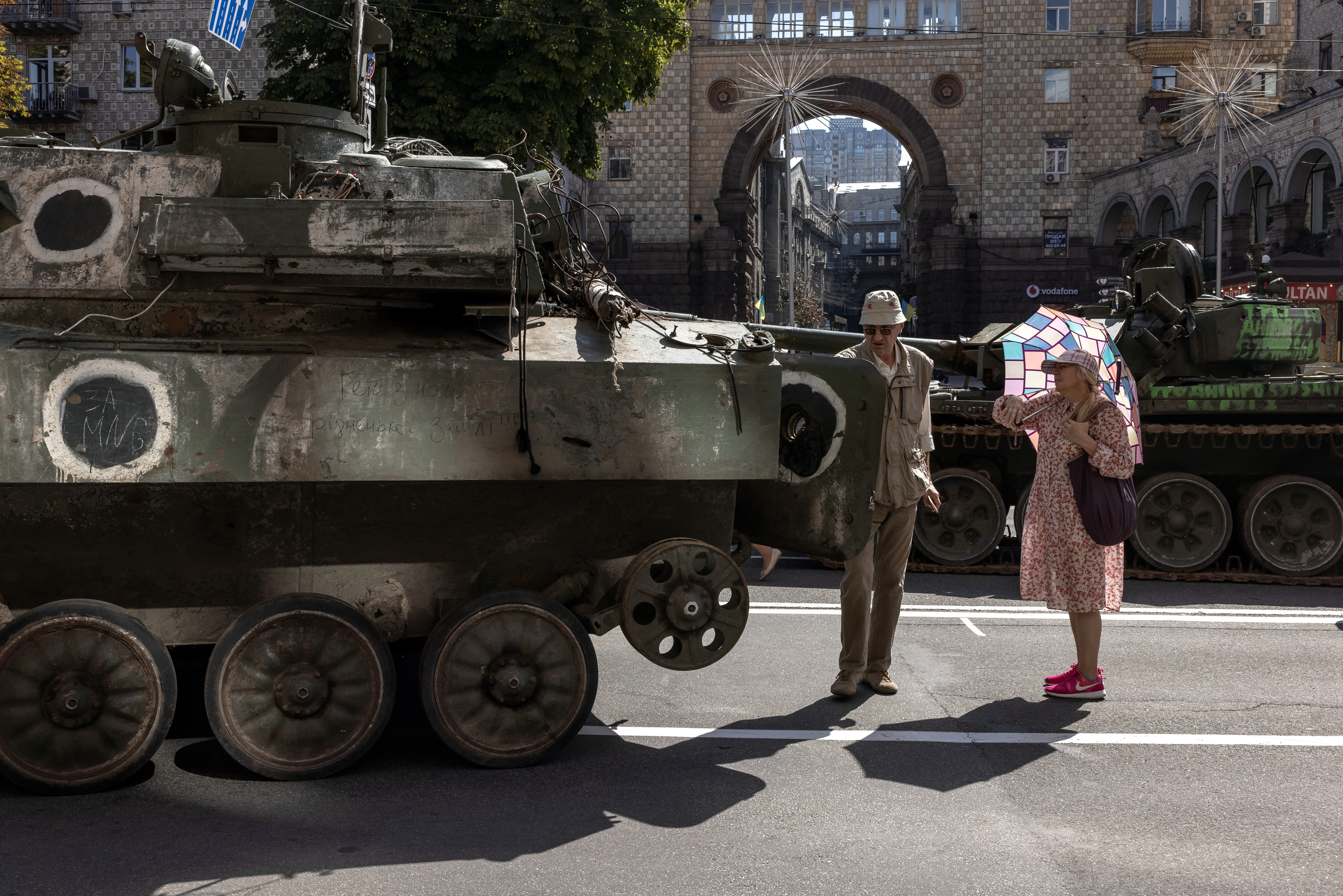 Kyiv (Ukraine), 24/08/2022.- People look at Russian armored military vehicles that were captured in fights by the Ukrainian army, displayed in Khreshchatyk street on Independence Day, in downtown Kyiv, Ukraine, 24 August 2022. Ukrainians mark the 31st anniversary of Ukraine's independence from the Soviet Union in 1991, as the Russian invasion continues six months since its beginning. Russian troops on 24 February entered Ukrainian territory, starting the conflict that has provoked destruction and a humanitarian crisis. (Rusia, Ucrania) EFE/EPA/ROMAN PILIPEY