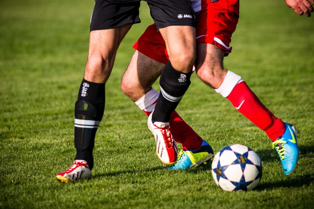 ¿Qué tiene que ver el fútbol con todo esto? Hay al menos cuatro aspectos que sobresalen a la hora de caracterizarlo: reglas, competición, espectáculo, y emociones.