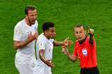 Aficionados ingleses reclaman por el arbitraje del partido ante Croacia