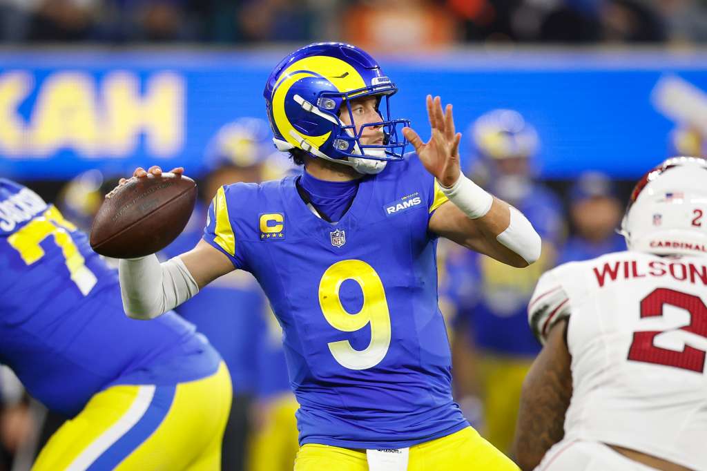Los Angeles (Usa), 29/12/2024.- Los Angeles Rams quarterback Matthew Stafford looks to pass the ball during the first half of the NFL American Football game between the Arizona Cardinals and the Los Angeles Rams in Inglewood, California, USA, 28 December 2024. (Cardenal) EFE/EPA/CAROLINE BREHMAN