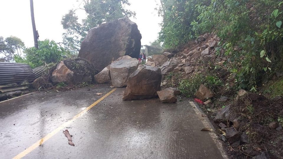 Piedras sobre la vía.