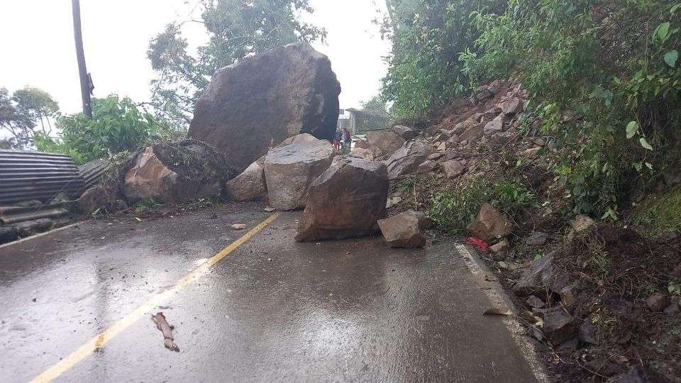 Piedras sobre la vía.