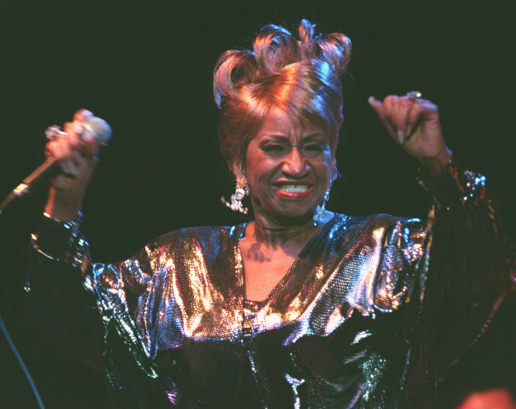 Hoy el mundo celebra el centenario del natalicio de “La reina de la salsa”, la artista que, con su potente voz, su risa inconfundible y su famoso grito de “¡Azúcar!”, transformó la música latina en un idioma universal. Esta es la historia de la cubana que se convirtió en leyenda, pero que murió sin poder volver a su tierra.