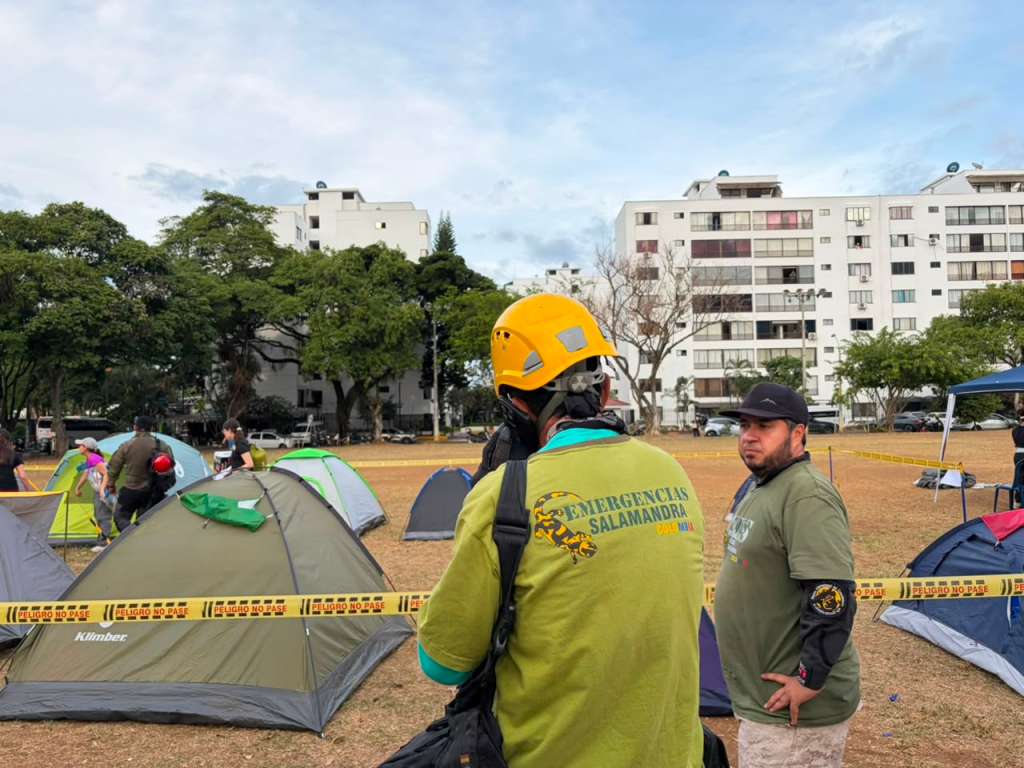 El equipo también coordina la atención de los rescatistas y voluntarios que permanecen durante largas en las zonas de búsqueda.
