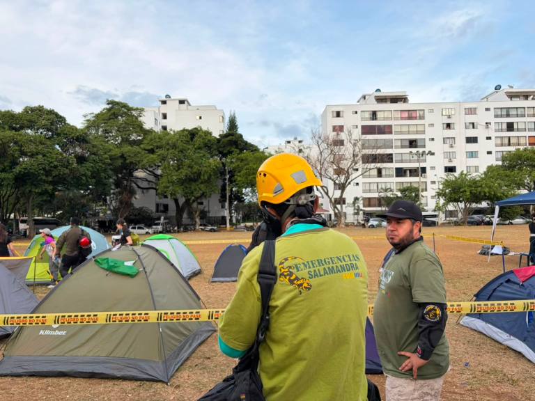 La intensa labor de los médicos detrás de los rescatistas