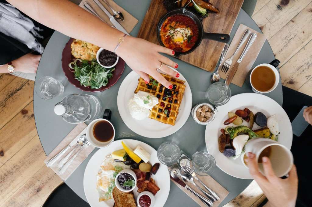 Hay una gran diferencia entre comer en una cafetería de la universidad, de afán entre clase y clase a hacerlo en la casa, con la familia o con amigos.