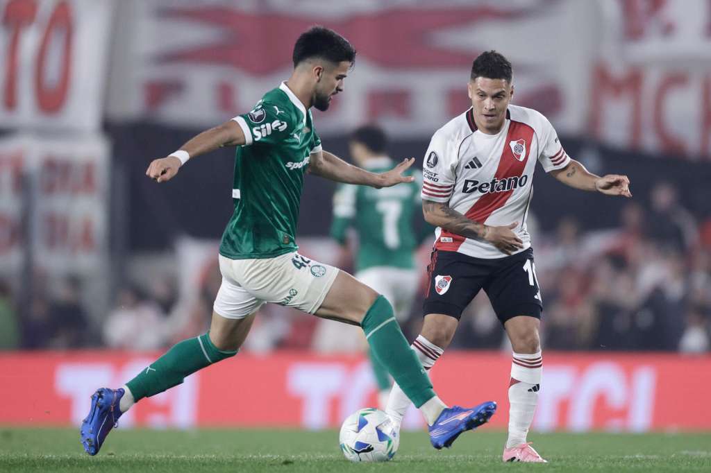 AME496. BUENOS AIRES (ARGENTINA), 17/09/2025.- Juan Fernando Quintero (d) de River Plate disputa el balón con José Manuel López de Palmeiras este miércoles, durante un partido de cuartos de final de la Copa Libertadores entre River Plate y Palmeiras en el estadio Monumental, en Buenos Aires (Argentina). EFE/ Juan Ignacio Roncoroni