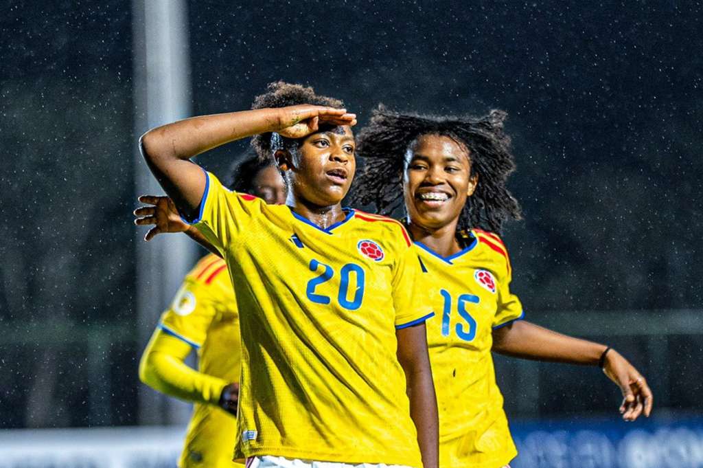 Las jugadoras de la selección celebran su triunfo contra Paraguay.