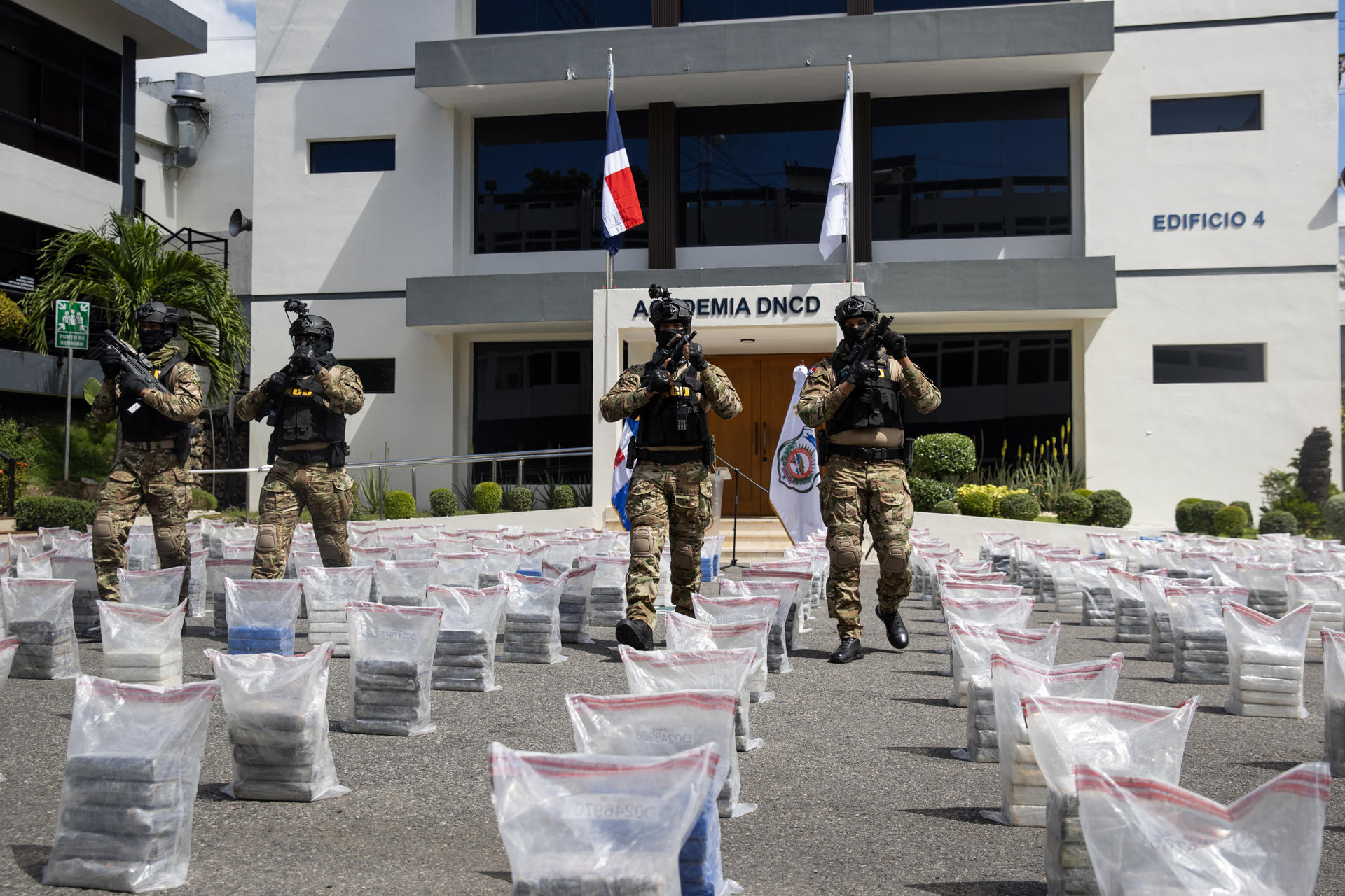 AME4578. SANTO DOMINGO (REPÚBLICA DOMINICANA), 18/04/2026.- Integrantes de la Dirección Nacional de Control de Drogas (DNCD) custodian paquetes de droga incautados en un operativo a una lancha en el suroeste del país, este sábado en Santo Domingo (República Dominicana). EFE/Orlando Barría