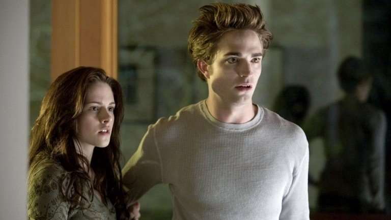 Kristen Stewart y Robert Pattinson en una escena de la cinta "Crepúsculo".
