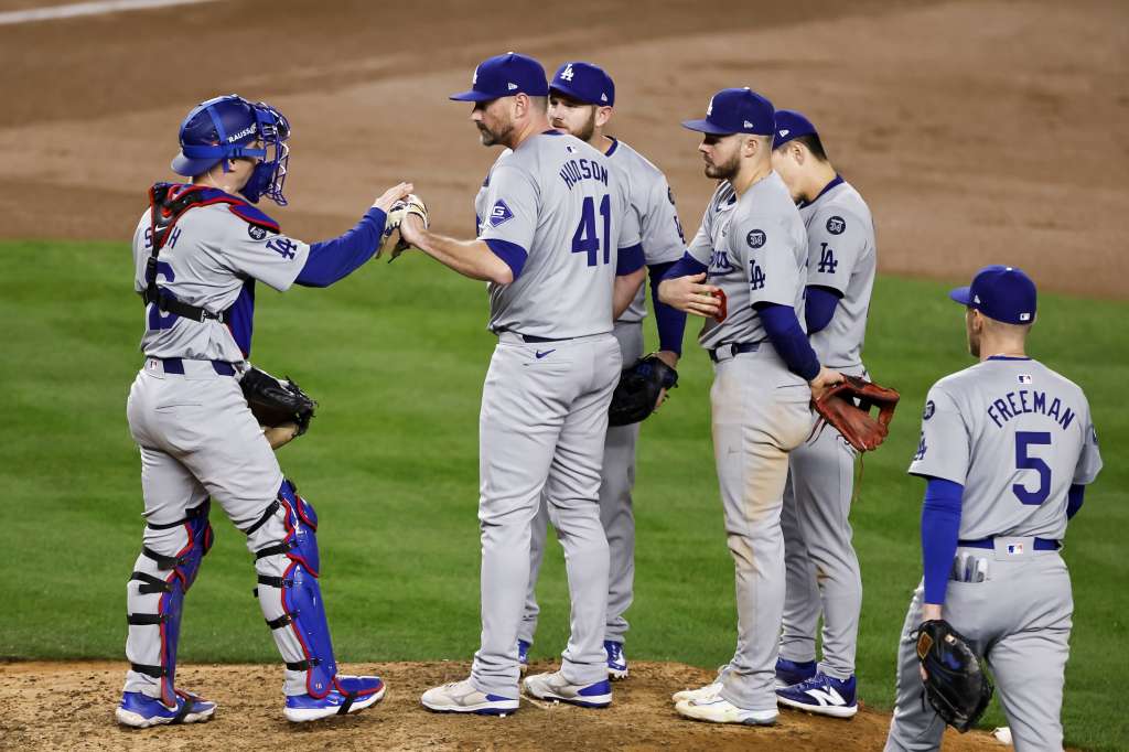 New York (United States), 28/10/2024.- Dodgers catcher Will Smith (L) hands the ball to Dodgers pitcher Daniel Hudson (2-L) as his teammates look on before Hudson is taken out of the game in the seventh inning of game three of the Major League Baseball (MLB) World Series between the American League Champion New York Yankees and the National League Champion Los Angeles Dodgers at Yankees Stadium in the Bronx borough of New York, New York, USA, 28 October 2024. The World Series is the best-of-seven games. (Nueva York) EFE/EPA/CJ GUNTHER