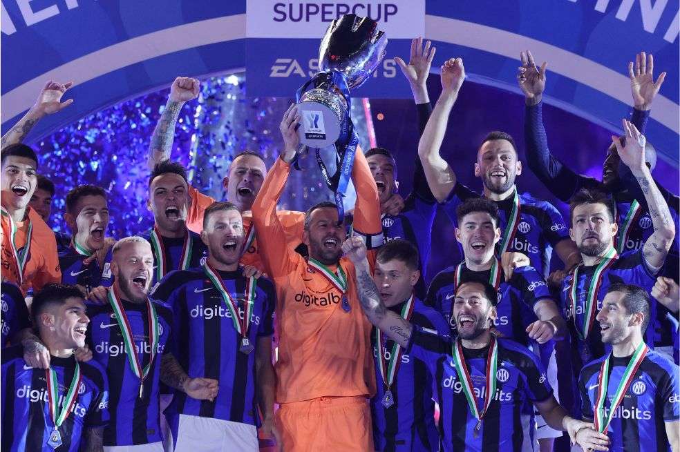 Inter de Milán celebrando su título en la Supercopa de Italia.