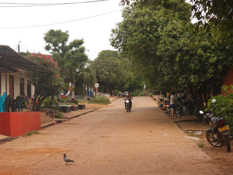 Hoy, quienes visitan Mapiripán encuentran un destino pensado para viajeros pacientes, interesados en la quietud de la naturaleza y en experiencias de observación y exploración. El avistamiento de aves, la posibilidad de observar toninas en el río Guaviare y en algunas lagunas cercanas, así como los recorridos de senderismo por la selva, hacen parte de los principales planes turísticos de la zona.