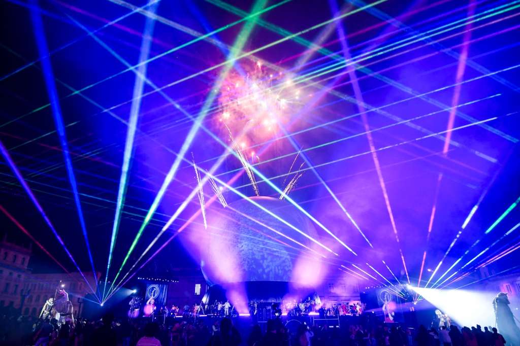 Bogotá, 10 millones de estrellas: constelaciones, es el show central de esta Navidad que estará en la Plaza de Bolívar del 15 al 23 de diciembre. Tendrá dos funciones diarias de 30 minutos: una a las 7:00 p.m., y la otra a las 8:30 p.m.