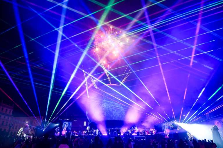 Bogotá, 10 millones de estrellas: constelaciones, es el show central de esta Navidad que estará en la Plaza de Bolívar del 15 al 23 de diciembre. Tendrá dos funciones diarias de 30 minutos: una a las 7:00 p.m., y la otra a las 8:30 p.m.
