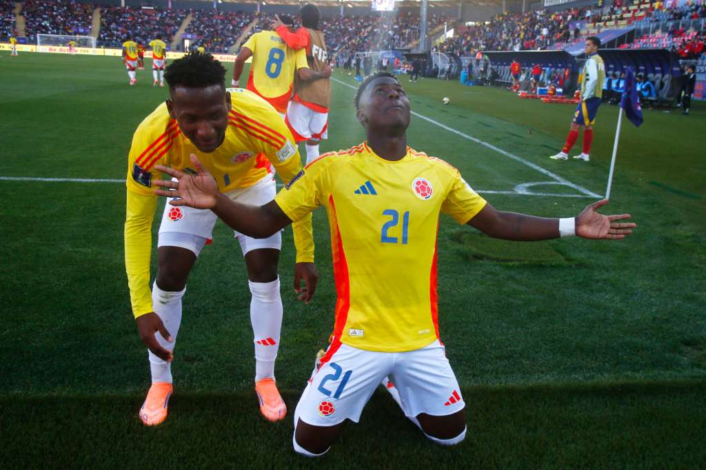 GR3021. TALCA (CHILE), 11/10/2025.- Néiser Villarreal (d) de Colombia celebra un gol este sábado, en un partido de cuartos de final de la Copa Mundial Sub-20 entre España y Colombia en el estadio Fiscal de Talca (Chile). EFE/ Benjamín Hernández