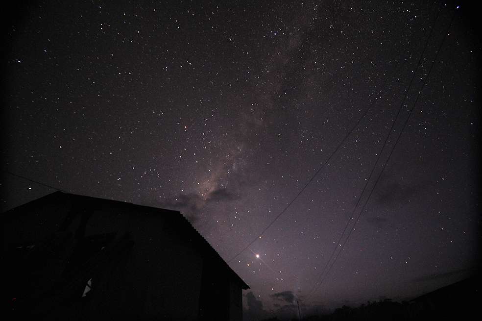 Imagen de referencia. Por este mismo fenómeno, es más fácil observar las estrellas en lugares despejados y alejados de las ciudades.