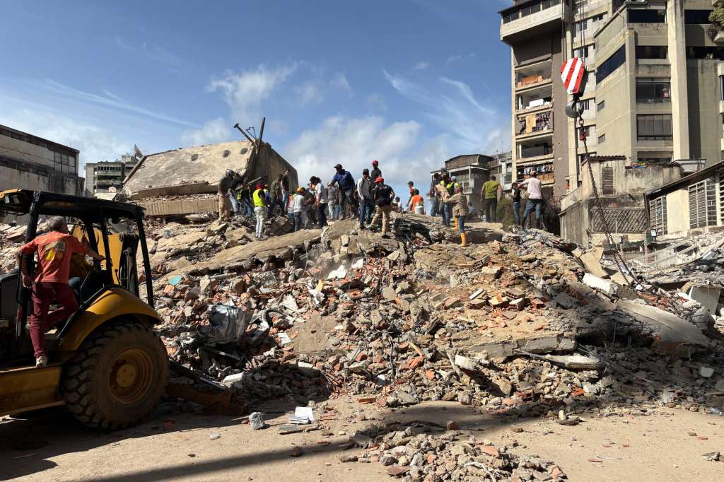AME4277. CARACAS (VENEZUELA), 25/06/2026.- Personas ayudan a remover escombros de edificios derrumbados por los terremotos este jueves, en el sector San Bernardino, en Caracas (Venezuela). EFE/ Carlos Seijas