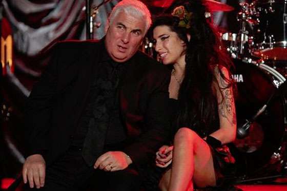 Amy Winehouse junto a su padre Mitch.