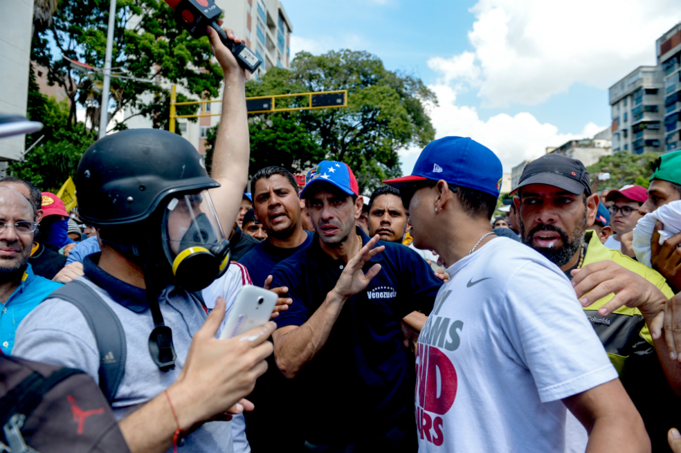 Henrique Capriles (centro) en la masiva marcha del 8 de abril contra el presidente Nicolas Maduro. / AFP.