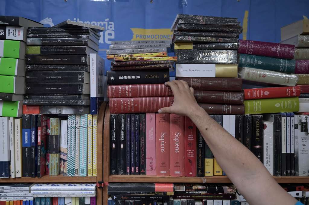 Feria del libro 2025, libros antiguos, compradores.