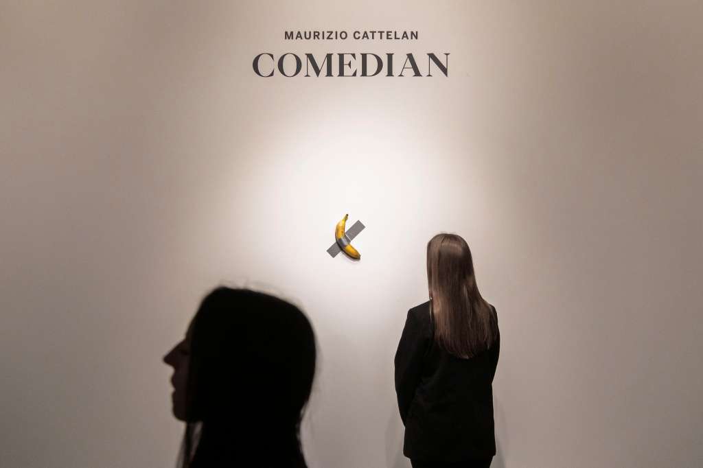 New York (United States), 25/10/2024.- A person looks at Italian artist Maurizio Cattelan's 'Comedian,' a conceptual art piece of a real banana attached to a wall with duct tape, during a press preview for an upcoming auction of the work at Sotheby's auction house in New York, New York, USA, 25 October 2024. The piece is estimated to sell for 1 million - 1.5 million USD (925,000 - 1.4 million EUR) during an auction in November. (Nueva York) EFE/EPA/JUSTIN LANE