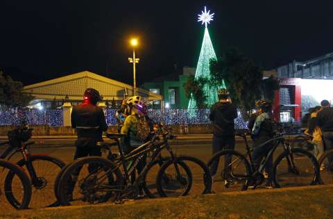 Bogotá salió de noche: más de 2 millones de personas asistieron a la Ciclovía Nocturna