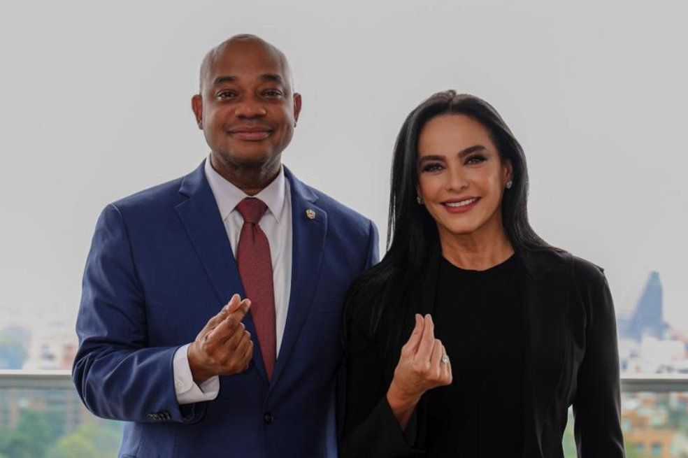 El excanciller Luis Gilberto Murillo anunció como su fórmula para la Vicepresidencia a Luz María Zapata.