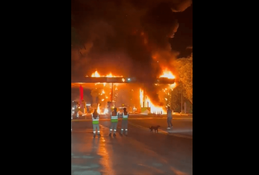 Incendio en el peaje Bicentenario.