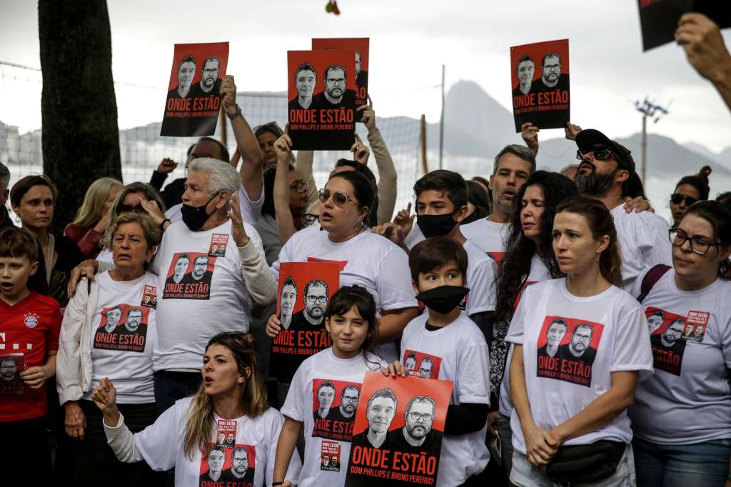 AME6240. RÍO DE JANEIRO (BRASIL), 12/06/2022.- Familiares y allegados de Dom Philips y de Bruno Araújo participan de un acto de protesta por sus desapariciones, hoy, en Río de Janeiro (Brasil). Decenas de personas se dieron cita este domingo en la icónica playa de Copacabana, en Río de Janeiro, para pedir a las autoridades intensificar las búsquedas del periodista británico Dom Phillips, colaborador del diario The Guardian, y el indigenista brasileño Bruno Araújo Pereira, quienes se encuentran desaparecidos desde el 5 de junio en el Valle do Javari, una remota y selvática región en la Amazonía brasileña próxima a las fronteras con Perú y Colombia, donde realizaban una investigación sobre amenazas contra los indígenas. EFE/ Antonio Lacerda