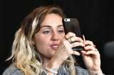 Publican fotos íntimas de Miley Cyrus, Tiger Woods y otras celebridades