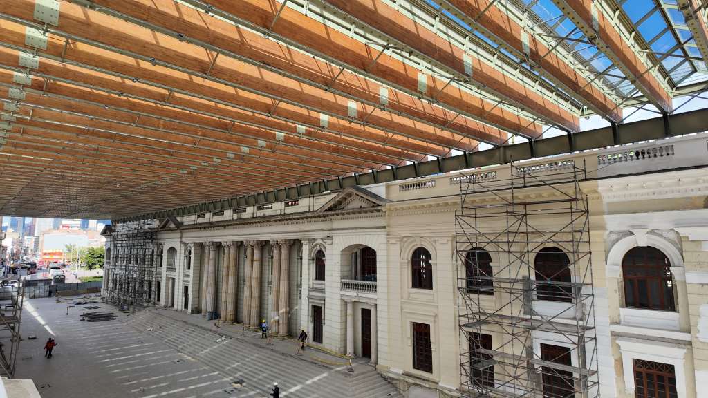 El Bronx Distrito Creativo se desarrolla en dos fases. En la primera se entregarán la plazoleta sobre la avenida Caracas, la Facultad de Medicina restaurada y espacios destinados a la circulación y comercialización de emprendimientos. Estos espacios también permitirán presentaciones de artes vivas, música, teatro y exposiciones.