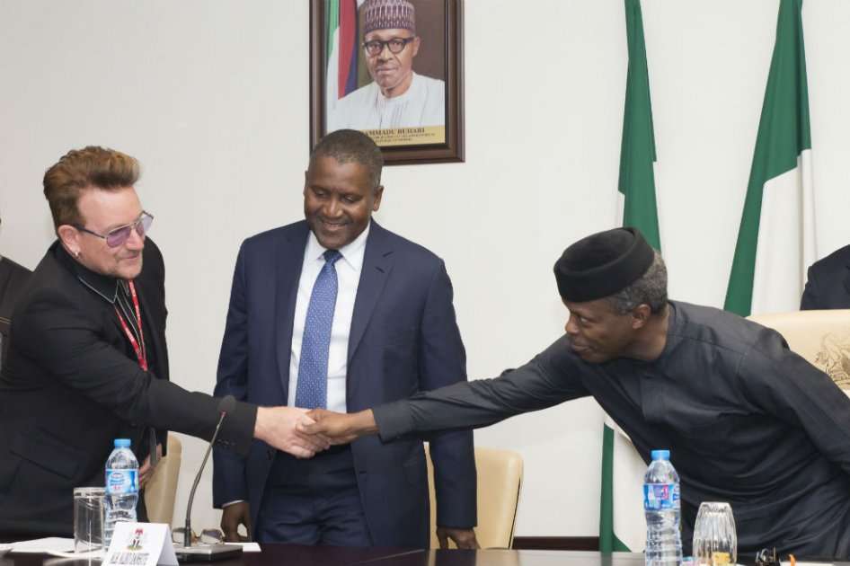 Bono junto al millonario Aliko Dangote y el vicepresidente de Nigeria Yemi Osinbajo. / AFP